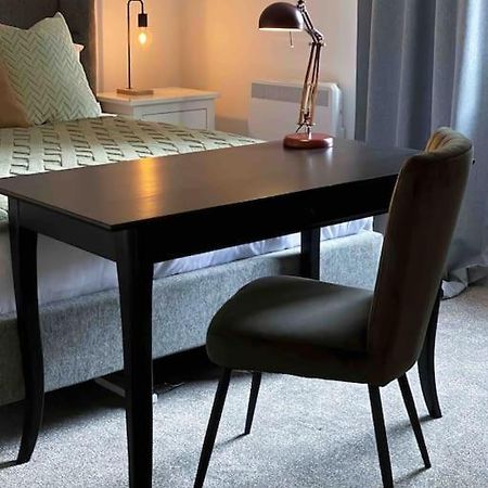 Modern Flat Near Train Station With Free Parking Appartement CBG Buitenkant foto