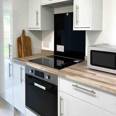Modern Flat Near Train Station With Free Parking Appartement CBG Buitenkant foto