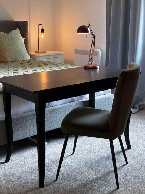 Modern Flat Near Train Station With Free Parking Appartement CBG Buitenkant foto
