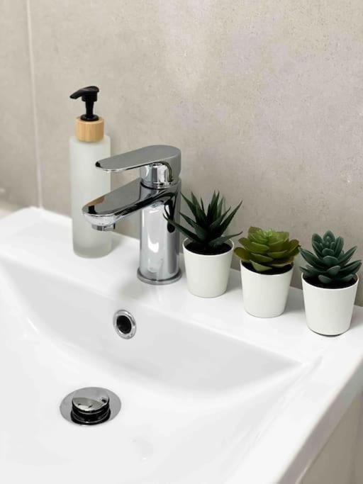 Modern Flat Near Train Station With Free Parking Appartement CBG Buitenkant foto