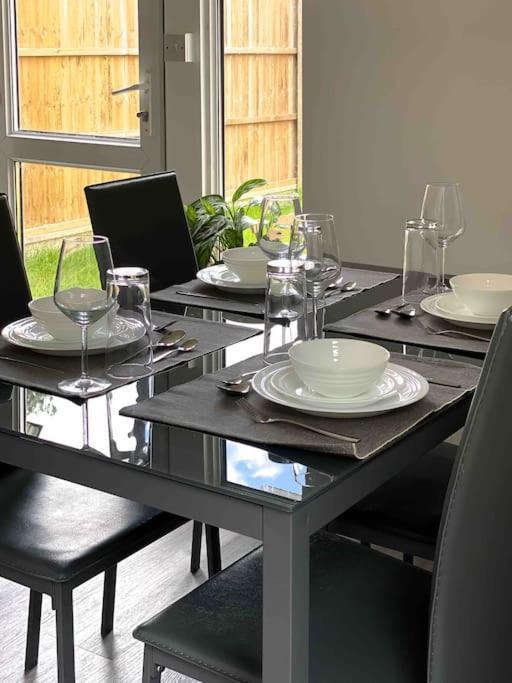 Modern Flat Near Train Station With Free Parking Appartement CBG Buitenkant foto