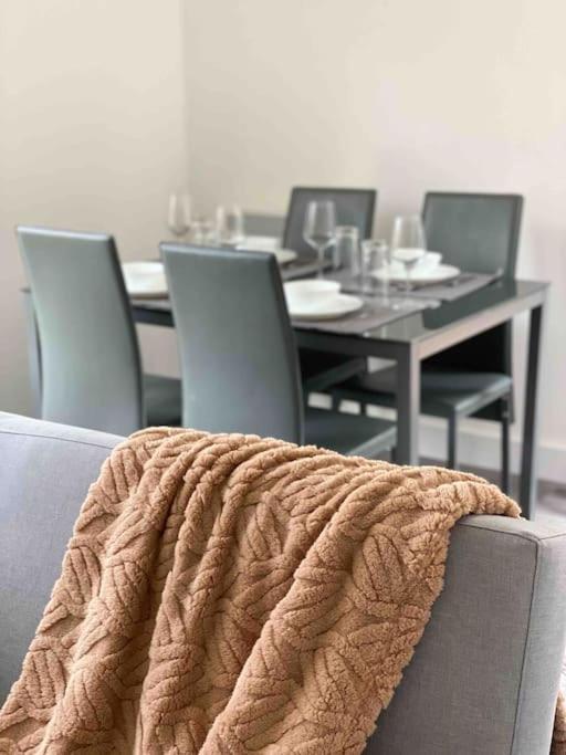 Modern Flat Near Train Station With Free Parking Appartement CBG Buitenkant foto