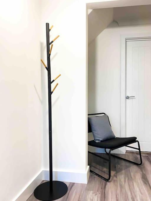 Modern Flat Near Train Station With Free Parking Appartement CBG Buitenkant foto
