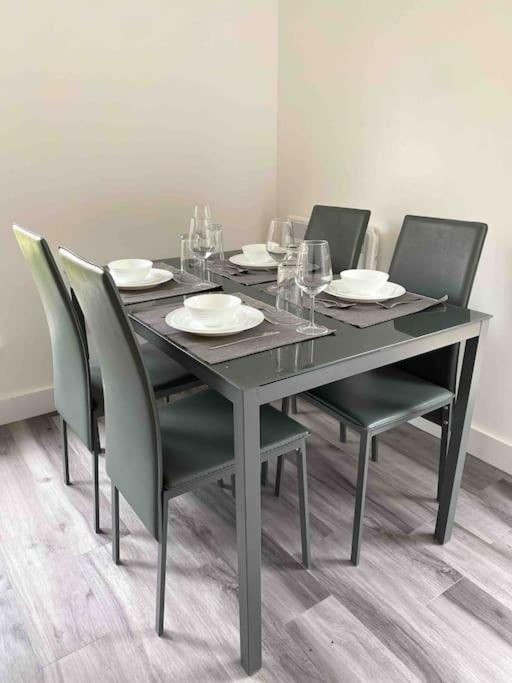 Modern Flat Near Train Station With Free Parking Appartement CBG Buitenkant foto