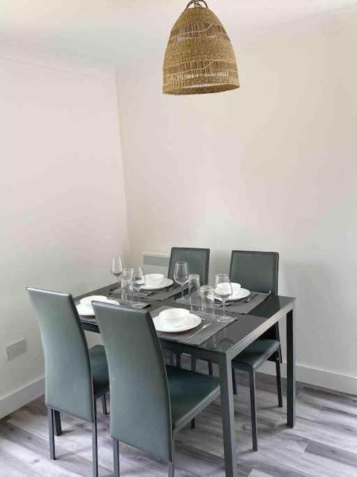 Modern Flat Near Train Station With Free Parking Appartement CBG Buitenkant foto