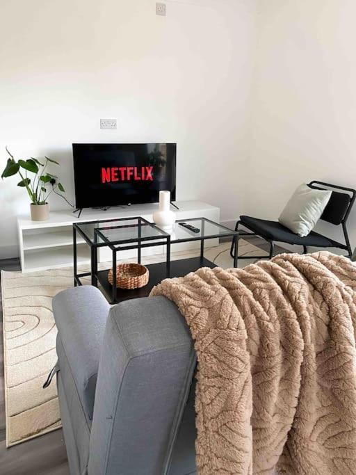 Modern Flat Near Train Station With Free Parking Appartement CBG Buitenkant foto