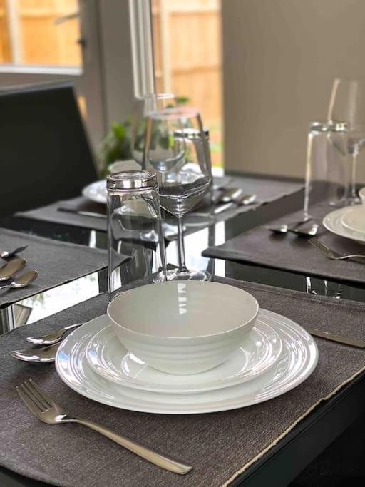 Modern Flat Near Train Station With Free Parking Appartement CBG Buitenkant foto