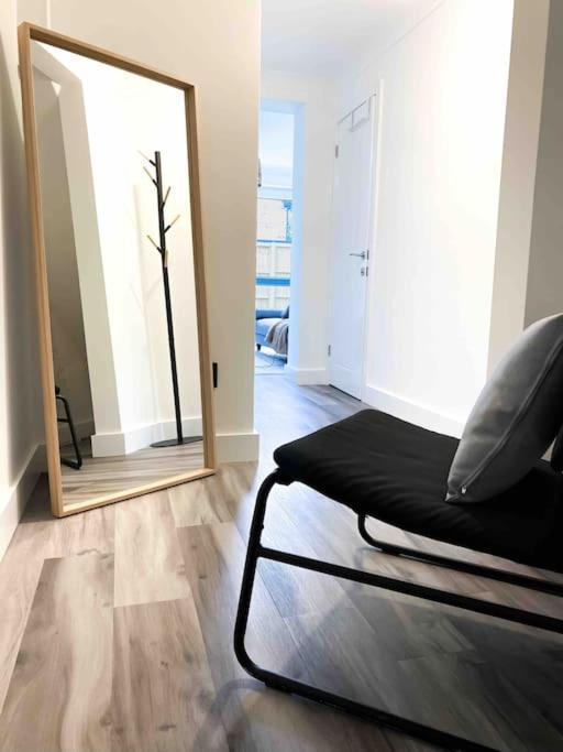 Modern Flat Near Train Station With Free Parking Appartement CBG Buitenkant foto
