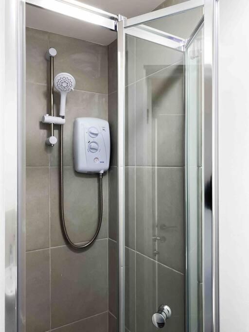 Modern Flat Near Train Station With Free Parking Appartement CBG Buitenkant foto