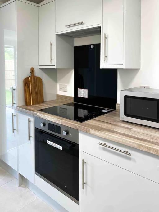 Modern Flat Near Train Station With Free Parking Appartement CBG Buitenkant foto