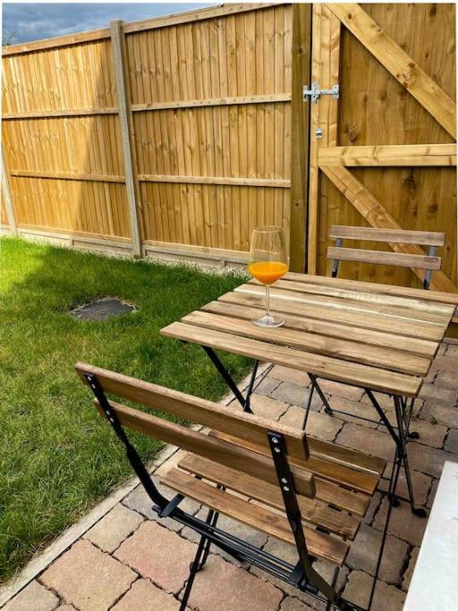 Modern Flat Near Train Station With Free Parking Appartement CBG Buitenkant foto