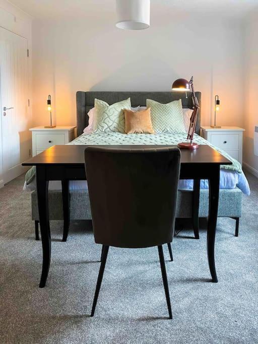 Modern Flat Near Train Station With Free Parking Appartement CBG Buitenkant foto