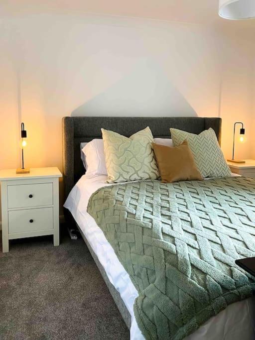 Modern Flat Near Train Station With Free Parking Appartement CBG Buitenkant foto