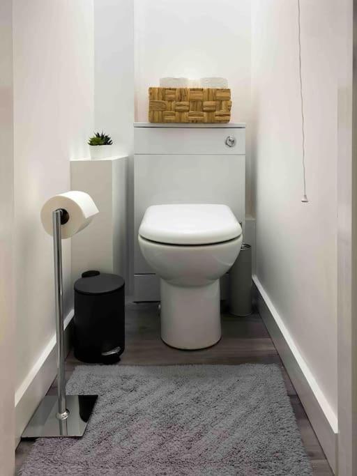 Modern Flat Near Train Station With Free Parking Appartement CBG Buitenkant foto