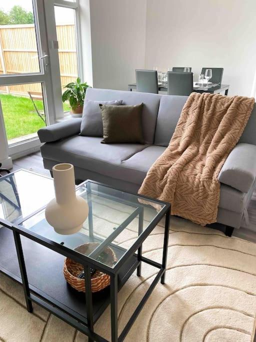 Modern Flat Near Train Station With Free Parking Appartement CBG Buitenkant foto