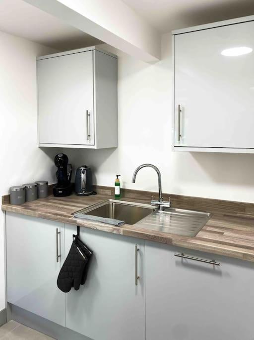 Modern Flat Near Train Station With Free Parking Appartement CBG Buitenkant foto