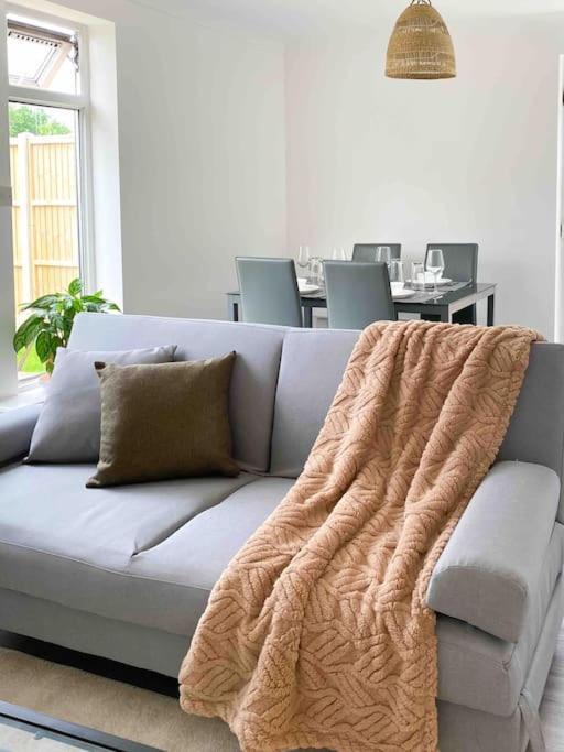 Modern Flat Near Train Station With Free Parking Appartement CBG Buitenkant foto